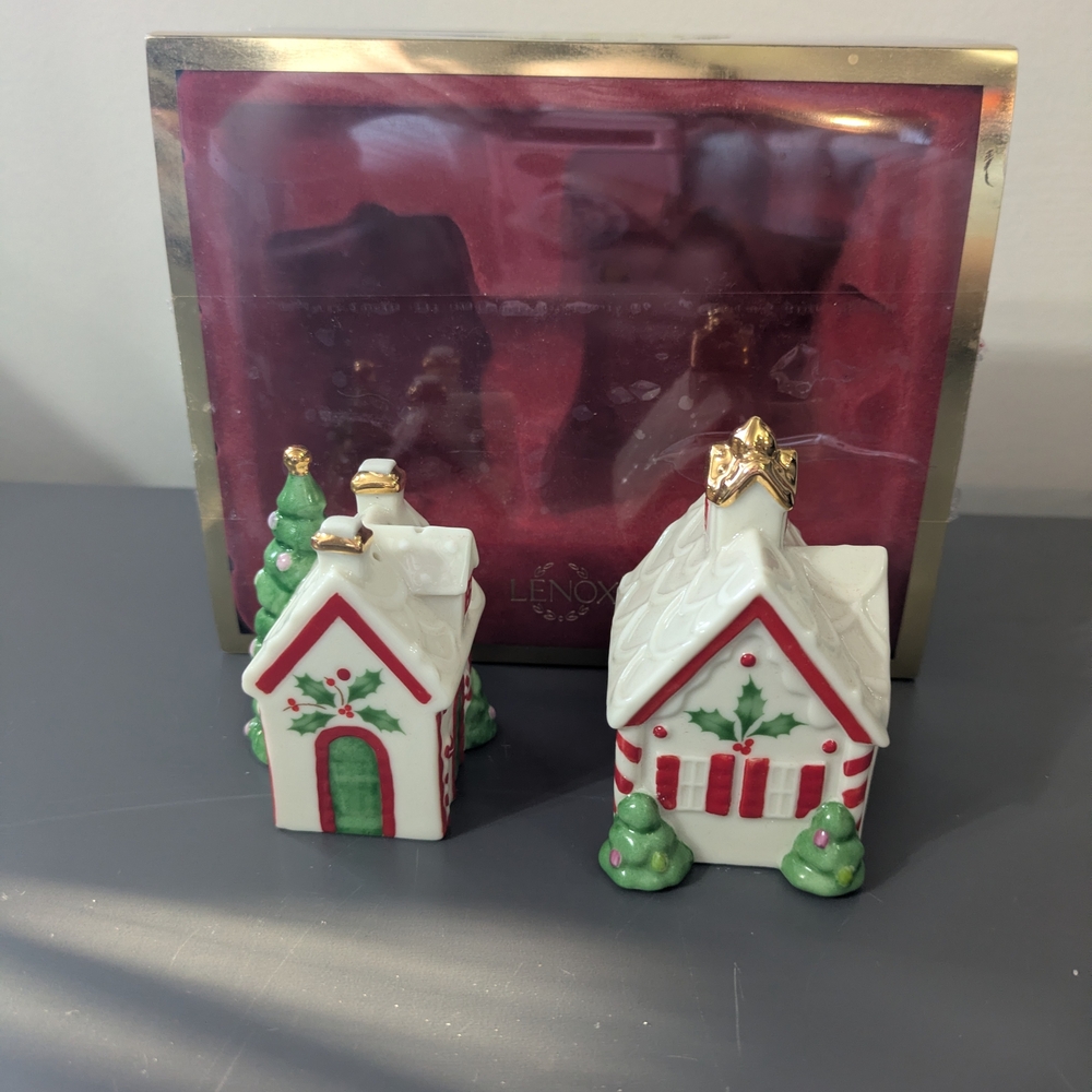 Lenox Holiday Gingerbread Houses Salt & Pepper Shaker Set Porcelain Christmas